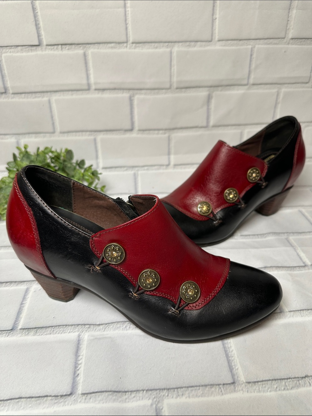 Spring Step L’artiste Greentea Red/Black Ankle Bootie w/ Button Detail Sz 9